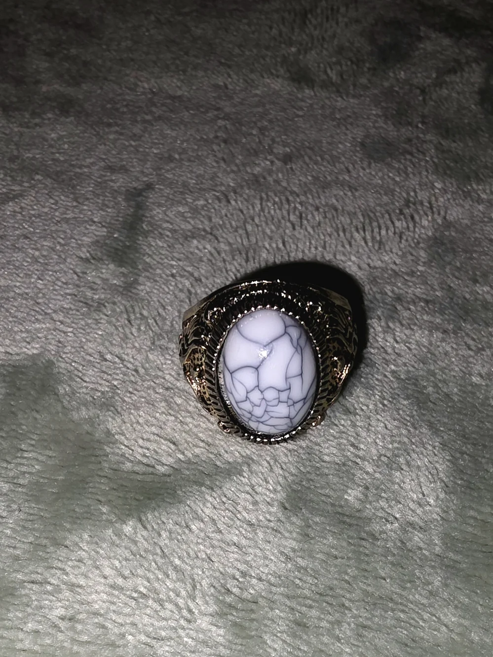 Antique Toned Ring with White Howlite Oval Stone Size 11 Look At Pics - Picture 3 of 9